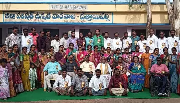 గదులకు పెయింటింగ్ వేయించిన పూర్వ విద్యార్థులు.. గదులకు పెయింటింగ్ వేయించిన పూర్వ విద్యార్థులు..