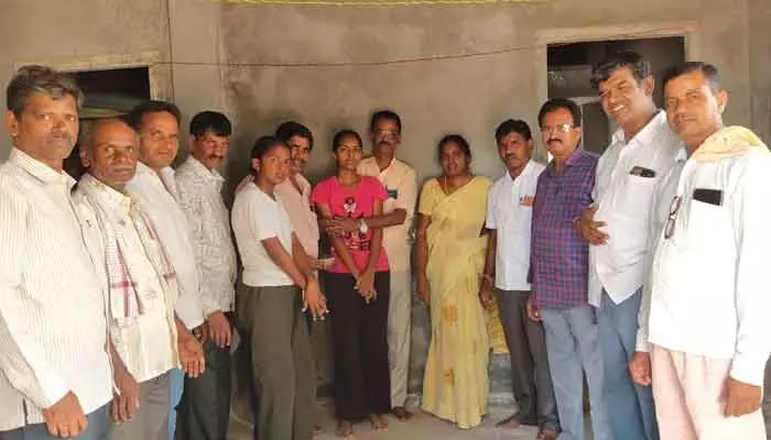 స్నేహితుని కుటుంబానికి ఆర్థిక సాయం.. స్నేహితుని కుటుంబానికి ఆర్థిక సాయం..