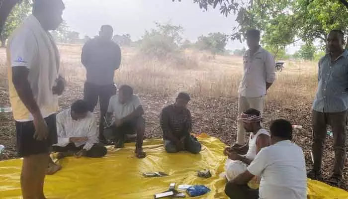 పేకాట స్థావరంపై పోలీసుల దాడి.. పేకాట స్థావరంపై పోలీసుల దాడి..