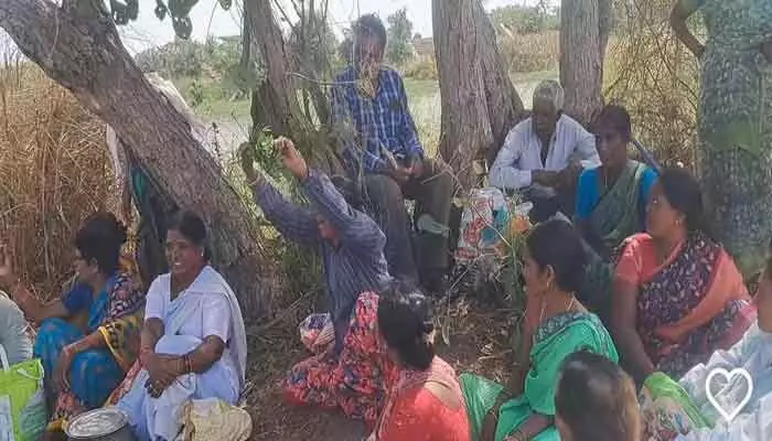 ఉపాధి హామీ.. రీల్స్కు వేదికైంది..! ఉపాధి హామీ.. రీల్స్కు వేదికైంది..!