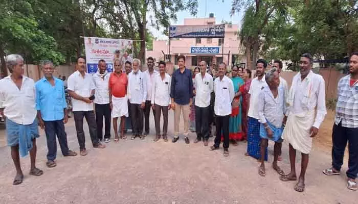 కాంగ్రెస్ నేతల వీరంగం.. రాజకీయ కక్షలే కారణమా? కాంగ్రెస్ నేతల వీరంగం.. రాజకీయ కక్షలే కారణమా?