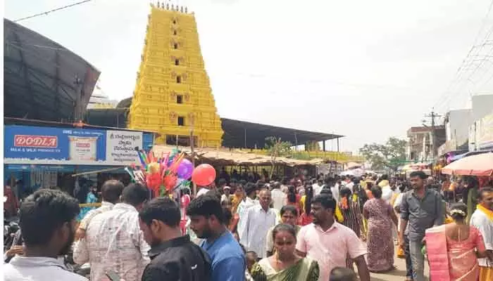 కొమురవెల్లి మల్లికార్జున స్వామి ఆలయానికి పోటెత్తిన భక్తులు కొమురవెల్లి మల్లికార్జున స్వామి ఆలయానికి పోటెత్తిన భక్తులు