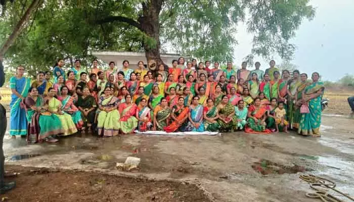 సరికొత్త సంప్రదాయానికి నాంది.. ఆ గ్రామంలో ఆడబిడ్డల ఆత్మీయ సమ్మేళనం సరికొత్త సంప్రదాయానికి నాంది.. ఆ గ్రామంలో ఆడబిడ్డల ఆత్మీయ సమ్మేళనం