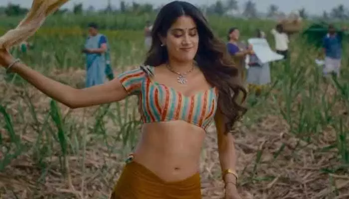 జాన్వీ కపూర్ చెప్పినా డైరెక్టర్ వినలేదు: మేకప్ ఆర్టిస్ట్ జాన్వీ కపూర్ చెప్పినా డైరెక్టర్ వినలేదు: మేకప్ ఆర్టిస్ట్