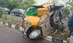 తిమ్మాపూర్లో ఘోర రోడ్డు ప్రమాదం.. ఒకరు మృతి, నలుగురికి తీవ్ర గాయాలు తిమ్మాపూర్లో ఘోర రోడ్డు ప్రమాదం.. ఒకరు మృతి, నలుగురికి తీవ్ర గాయాలు