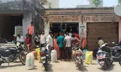 వంట గ్యాస్ కోసం బారులు తీరిన వినియోగదారులు