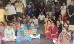 పీజీ వైద్య విద్యార్థుల పై పేషెంట్ అటెండర్ దాడి.. ఆందోళనకు దిగిన వైద్యులు పీజీ వైద్య విద్యార్థుల పై పేషెంట్ అటెండర్ దాడి.. ఆందోళనకు దిగిన వైద్యులు