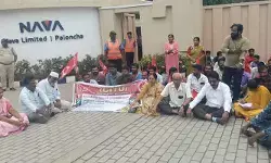 సీఐటీయూ ఆధ్వర్యంలో నవభారత్ గేట్ వద్ద కాంట్రాక్ట్ కార్మికుల ధర్నా సీఐటీయూ ఆధ్వర్యంలో నవభారత్ గేట్ వద్ద కాంట్రాక్ట్ కార్మికుల ధర్నా