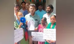 రోడ్డెక్కిన ఫార్మా రైతులు : ఎమ్మార్వో కార్యాలయం ముందు ధర్నా రోడ్డెక్కిన ఫార్మా రైతులు : ఎమ్మార్వో కార్యాలయం ముందు ధర్నా