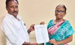 కార్యదర్శిని బదిలీ చేయండి.. ఎంపీడీవోకు వినతి కార్యదర్శిని బదిలీ చేయండి.. ఎంపీడీవోకు వినతి
