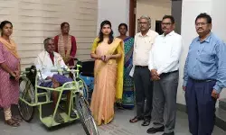 దివ్యాంగులకు ట్రై సైకిల్, వీల్ చైర్ అందజేసిన కలెక్టర్ దివ్యాంగులకు ట్రై సైకిల్, వీల్ చైర్ అందజేసిన కలెక్టర్