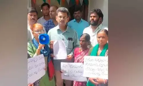 రోడ్డెక్కిన ఫార్మా రైతులు : ఎమ్మార్వో కార్యాలయం ముందు ధర్నా