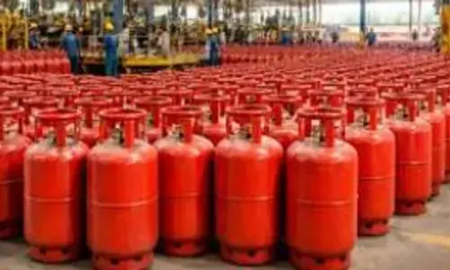Ujjwala LPG Subsidy: యుద్ధ భయాలతో గ్యాస్ సబ్సిడీకి కేంద్రం బ్రేక్