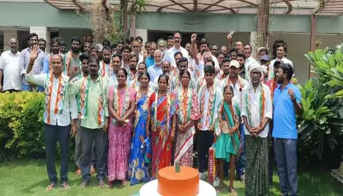 కాంగ్రెస్ పార్టీలో 50 కుటుంబాల చేరిక కాంగ్రెస్ పార్టీలో 50 కుటుంబాల చేరిక