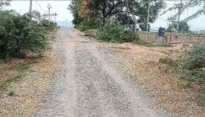 కంకర వేశారు.. రోడ్డు మరిచారు! కంకర వేశారు.. రోడ్డు మరిచారు!