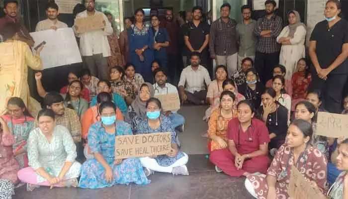పీజీ వైద్య విద్యార్థుల పై పేషెంట్ అటెండర్ దాడి.. ఆందోళనకు దిగిన వైద్యులు పీజీ వైద్య విద్యార్థుల పై పేషెంట్ అటెండర్ దాడి.. ఆందోళనకు దిగిన వైద్యులు