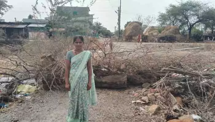 రహదారి మూసి వేయడం పై సర్పంచ్ ఆగ్రహం! రహదారి మూసి వేయడం పై సర్పంచ్ ఆగ్రహం!