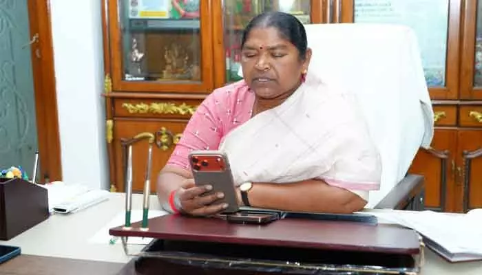 విద్యార్థులకు నాణ్యమైన విద్య, పౌష్టికాహారం అందించాలి : మంత్రి సీతక్క విద్యార్థులకు నాణ్యమైన విద్య, పౌష్టికాహారం అందించాలి : మంత్రి సీతక్క