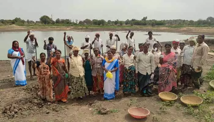 ఎండల వేళ ఉపాధి హామీ కార్మికుల ఆరోగ్యం పై ప్రత్యేక దృష్టి ఎండల వేళ ఉపాధి హామీ కార్మికుల ఆరోగ్యం పై ప్రత్యేక దృష్టి