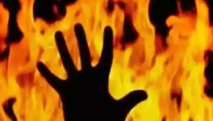 కరీంపేటలో దారుణం.. పెట్రోల్ పోసుకొని నిప్పంటించుకున్న యువకుడు కరీంపేటలో దారుణం.. పెట్రోల్ పోసుకొని నిప్పంటించుకున్న యువకుడు