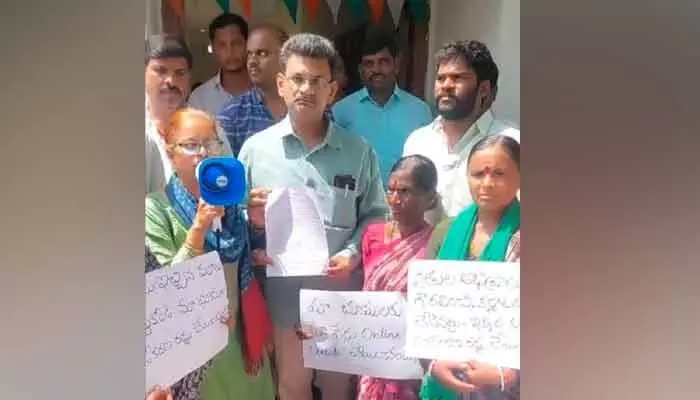 రోడ్డెక్కిన ఫార్మా రైతులు : ఎమ్మార్వో కార్యాలయం ముందు ధర్నా రోడ్డెక్కిన ఫార్మా రైతులు : ఎమ్మార్వో కార్యాలయం ముందు ధర్నా