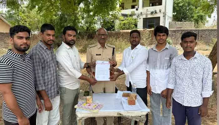 ఆర్మూర్లో ప్రైవేట్ పాఠశాల బస్సుల పై ప్రత్యేక తనిఖీలు నిర్వహించాలి ఆర్మూర్లో ప్రైవేట్ పాఠశాల బస్సుల పై ప్రత్యేక తనిఖీలు నిర్వహించాలి