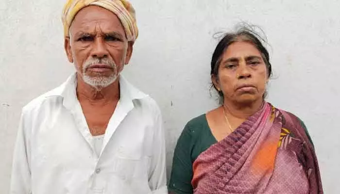 తండాలో ‘కుల’ రక్కసి.. వృద్ధుడి కుటుంబంపై బహిష్కరణ వేటు! తండాలో ‘కుల’ రక్కసి.. వృద్ధుడి కుటుంబంపై బహిష్కరణ వేటు!