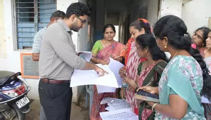సర్ ప్రత్యేక సవరణ కార్యక్రమంపై కేఎంసీ కమిషనర్ తనిఖీ.. సర్ ప్రత్యేక సవరణ కార్యక్రమంపై కేఎంసీ కమిషనర్ తనిఖీ..