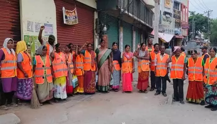 మున్సిపల్ కార్మికులకు కనీస వేతనం రూ. 26 వేలు ఇవ్వాలి: సీఐటీయూ మున్సిపల్ కార్మికులకు కనీస వేతనం రూ. 26 వేలు ఇవ్వాలి: సీఐటీయూ