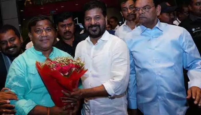 సీఎం రేవంత్ రెడ్డిని కలిసిన వంజరి ప్రవీణ్ కరిపే సీఎం రేవంత్ రెడ్డిని కలిసిన వంజరి ప్రవీణ్ కరిపే