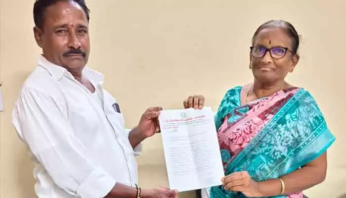 కార్యదర్శిని బదిలీ చేయండి.. ఎంపీడీవోకు వినతి కార్యదర్శిని బదిలీ చేయండి.. ఎంపీడీవోకు వినతి