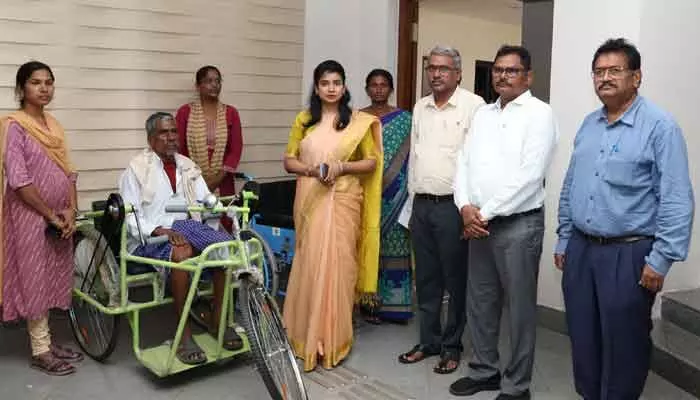 దివ్యాంగులకు ట్రై సైకిల్, వీల్ చైర్ అందజేసిన కలెక్టర్ దివ్యాంగులకు ట్రై సైకిల్, వీల్ చైర్ అందజేసిన కలెక్టర్