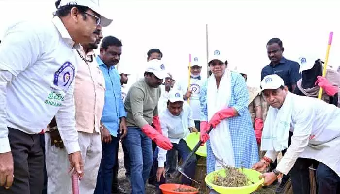 ప్రజల భాగస్వామ్యంతోనే సత్వర ప్రగతి : కలెక్టర్ ఇలా త్రిపాఠి ప్రజల భాగస్వామ్యంతోనే సత్వర ప్రగతి : కలెక్టర్ ఇలా త్రిపాఠి