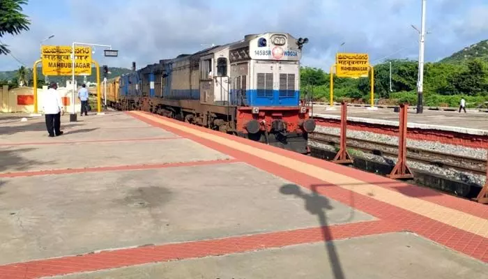మహబూబ్నగర్-సికింద్రాబాద్ రైలు మార్గానికి భారీ అప్గ్రేడ్.. రూ.285 కోట్ల ప్రాజెక్టుకు గ్రీన్ సిగ్నల్ మహబూబ్నగర్-సికింద్రాబాద్ రైలు మార్గానికి భారీ అప్గ్రేడ్.. రూ.285 కోట్ల ప్రాజెక్టుకు గ్రీన్ సిగ్నల్