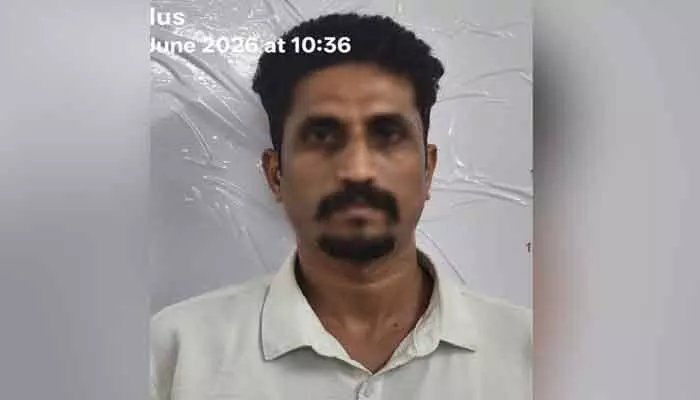 చైన్ స్నాచర్ అరెస్ట్.. 4 తులాల బంగారం స్వాధీనం చైన్ స్నాచర్ అరెస్ట్.. 4 తులాల బంగారం స్వాధీనం