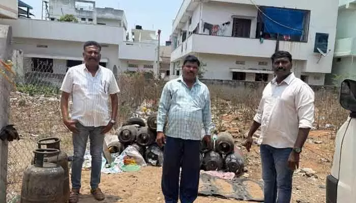 అక్రమంగా నిల్వ ఉంచిన గ్యాస్ సిలిండర్ల పట్టివేత.. అక్రమంగా నిల్వ ఉంచిన గ్యాస్ సిలిండర్ల పట్టివేత..