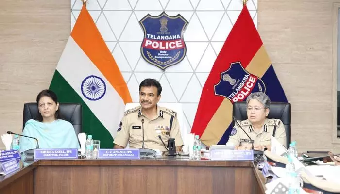 మహిళా పోలీసులకు ఫీల్డ్ డ్యూటీలు.. డీజీపీ సీవీ ఆనంద్ కీలక ఆదేశాలు మహిళా పోలీసులకు ఫీల్డ్ డ్యూటీలు.. డీజీపీ సీవీ ఆనంద్ కీలక ఆదేశాలు