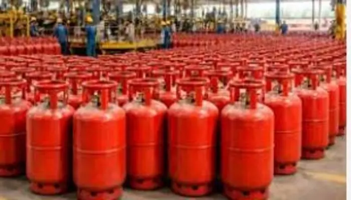 Ujjwala LPG Subsidy: యుద్ధ భయాలతో గ్యాస్ సబ్సిడీకి కేంద్రం బ్రేక్ Ujjwala LPG Subsidy: యుద్ధ భయాలతో గ్యాస్ సబ్సిడీకి కేంద్రం బ్రేక్