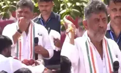 చిక్కుల్లో కర్ణాటక సీఎం.. యాపిల్ కొరికి జనంలోకి విసిరేసిన డీకే శివకుమార్ చిక్కుల్లో కర్ణాటక సీఎం.. యాపిల్ కొరికి జనంలోకి విసిరేసిన డీకే శివకుమార్