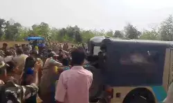 దిందాలో పోడు పోరు.. అటవీ అధికారులు, రైతుల మధ్య తోపులాట దిందాలో పోడు పోరు.. అటవీ అధికారులు, రైతుల మధ్య తోపులాట