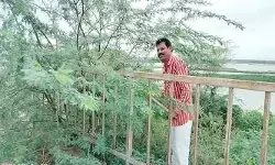 మున్సిపాలిటీ నిర్లక్ష్యం.. రిటైర్డ్ సీఐ యాక్షన్ మున్సిపాలిటీ నిర్లక్ష్యం.. రిటైర్డ్ సీఐ యాక్షన్
