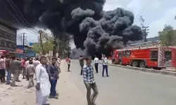 టైర్ల గోదాములో భారీ అగ్నిప్రమాదం.. రహదారిపై కమ్ముకున్న దట్టమైన నల్లటి పొగ