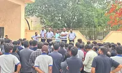 కాంట్రాక్టు కార్మికుల వేతనాలు పెంచాలి: సీఐటీయూ డిమాండ్ కాంట్రాక్టు కార్మికుల వేతనాలు పెంచాలి: సీఐటీయూ డిమాండ్