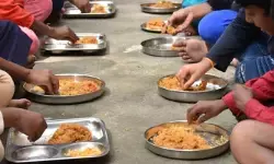 పాఠశాలల్లో మాంసాహారంపై నిషేధం.. ఆ జిల్లా విద్యాశాఖ అధికారులు కీలక నిర్ణయం పాఠశాలల్లో మాంసాహారంపై నిషేధం.. ఆ జిల్లా విద్యాశాఖ అధికారులు కీలక నిర్ణయం