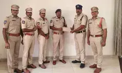 ఆత్మహత్యాయత్నానికి పాల్పడిన వ్యక్తిని కాపాడిన పోలీసులకు రివార్డులు, ప్రశంసా పత్రాలు