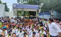 ఫీజుల దోపిడీపై టీఆర్ఎస్ పోరుబాట.. స్కూల్ ఎడ్యుకేషన్ డైరెక్టరేట్ ముట్టడి ఫీజుల దోపిడీపై టీఆర్ఎస్ పోరుబాట.. స్కూల్ ఎడ్యుకేషన్ డైరెక్టరేట్ ముట్టడి