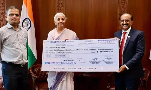 ఆర్థిక మంత్రికి ₹8,813 కోట్ల చెక్కు అందజేసిన చైర్మన్ సిఎస్ శెట్టి!