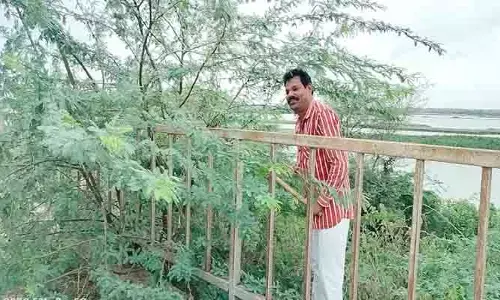 మున్సిపాలిటీ నిర్ల‌క్ష్యం.. రిటైర్డ్ సీఐ యాక్ష‌న్