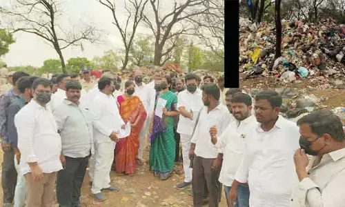 నాడు క్రీడా ప్రాంగణం.. నేడు చెత్త కుప్పల మయం..