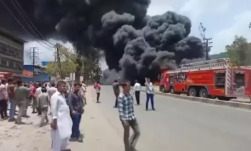 టైర్ల గోదాములో భారీ అగ్నిప్రమాదం.. రహదారిపై కమ్ముకున్న దట్టమైన నల్లటి పొగ